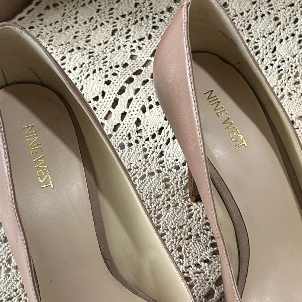 Nine West Platform Pump Leather Upper Stacked Heel Taupe Color Beautie EUC 9
